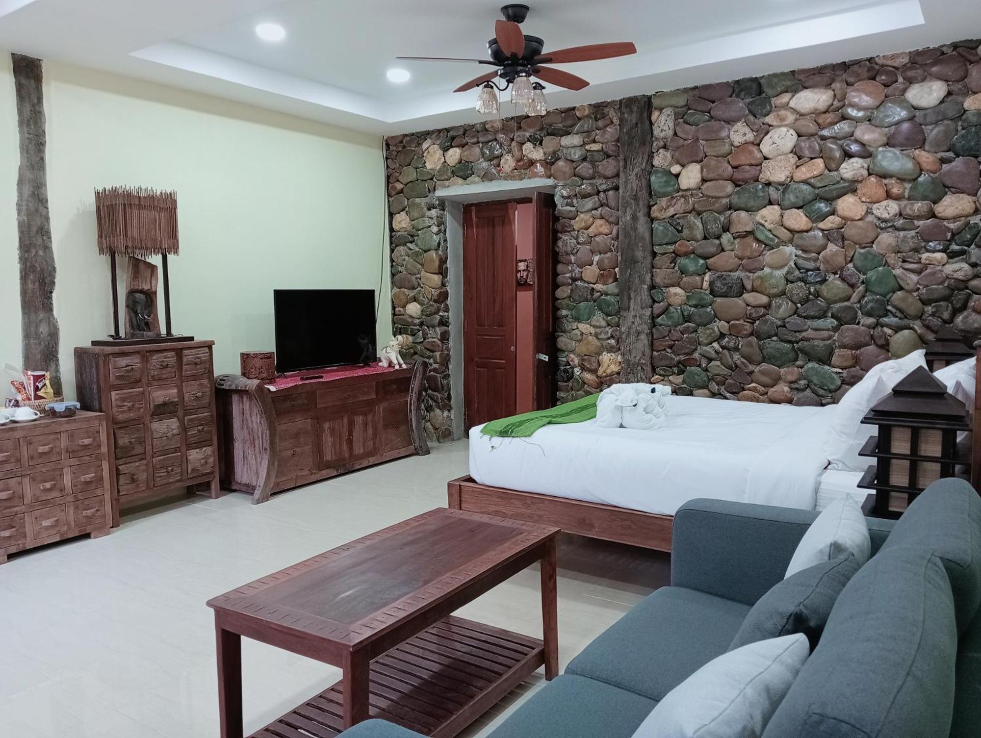 לואנג פרבאנג On The Mekong Resort מראה חיצוני תמונה